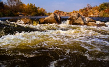 taş rapids sıçraması ve köpük ile yakın çekim çevresinde güçlü su akışı gider