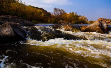 taş rapids sıçraması ve köpük ile yakın çekim çevresinde güçlü su akışı gider