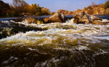 taş rapids sıçraması ve köpük ile yakın çekim çevresinde güçlü su akışı gider