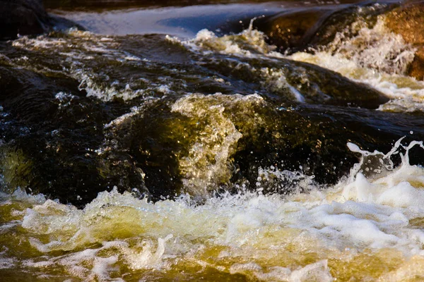 Taş Rapids Sıçraması Köpük Ile Yakın Çekim Çevresinde Güçlü Akışı — Stok fotoğraf