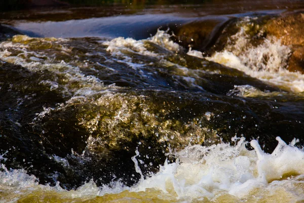 Poderosa Corriente Agua Alrededor Los Rápidos Piedra Con Salpicaduras Espuma —  Fotos de Stock