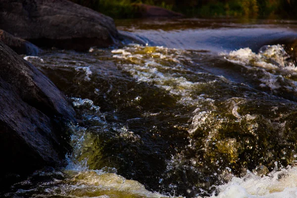 Fluxo Poderoso Água Vai Torno Corredeiras Pedra Com Salpicos Espuma — Fotografia de Stock