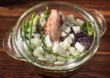 Soğan ve otlarla pişirmek için cam bir tavada ızgara et.