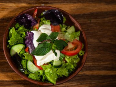 Meşe ağacından bir tabakta diyet salatası.
