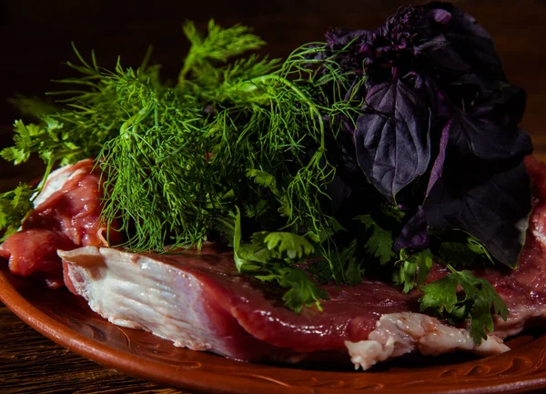 Surowego Mięsa Wołowego Świeżych Ziół — Zdjęcie stockowe