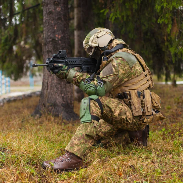 Ukraińscy Żołnierze Kamizelce Kuloodpornej Wyładunkiem Pistoletu Ręku Celującym Kolana — Zdjęcie stockowe