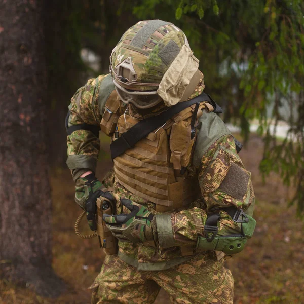 Soldado Ucrânia Puxa Uma Arma Coldre — Fotografia de Stock