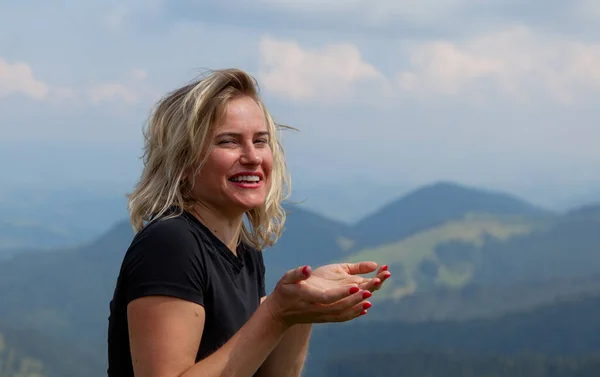 Alegre Chica Una Apretada Camiseta Verano Alto Las Montañas —  Fotos de Stock