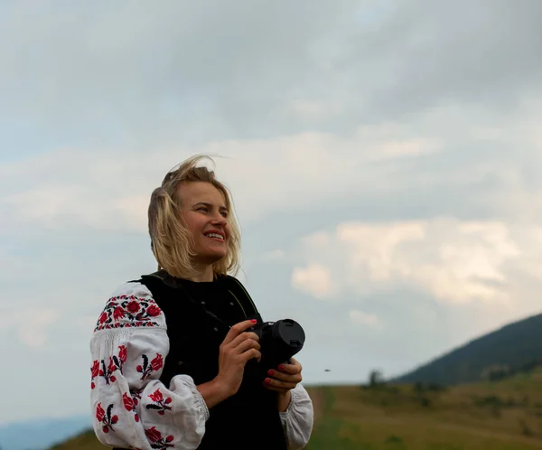 Chica Con Una Cámara Fondo Pico Montaña Bordado Ucraniano —  Fotos de Stock