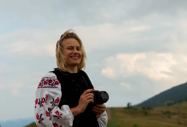 Meisje Met Een Camera Zomer Hoog Bergen Oekraïense Borduurwerk — Stockfoto