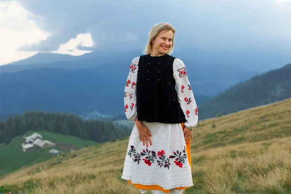 Κορίτσι Στην Ουκρανική Κεντήματα Ψηλά Στα Βουνά — Φωτογραφία Αρχείου