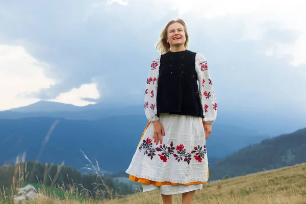 Дівчинка Національній Українській Вишивці Карпатах — стокове фото