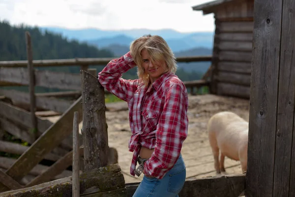 Chica Una Elegante Camisa Hombre Una Vieja Granja —  Fotos de Stock