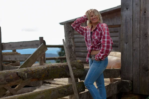 Mädchen Amerikanischen Jeans Auf Einem Alten Bauernhof — Stockfoto