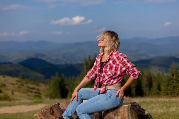 Dziewczyna Kratę Męska Koszula Siedzi Drewnianych Kłodach Wysoko Karpatach — Zdjęcie stockowe