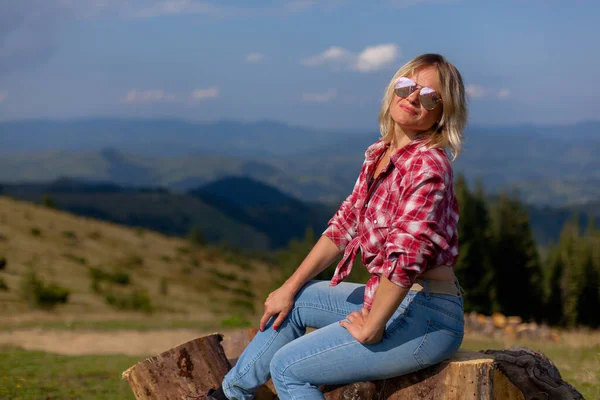 Dziewczyna Kratę Męska Koszula Siedzi Drewnianych Kłodach Wysoko Karpatach — Zdjęcie stockowe