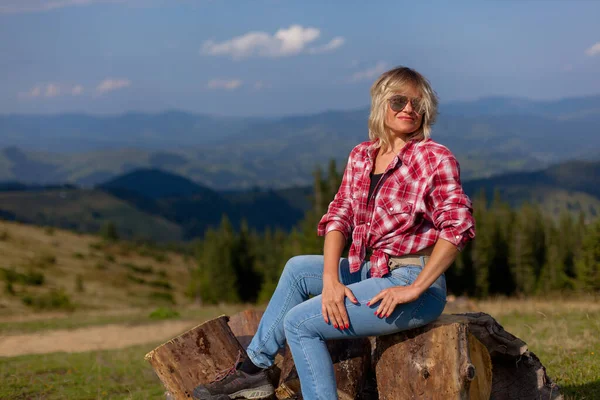 Mädchen Karierten Männerhemd Sitzt Auf Holzstämmen Hoch Oben Den Karpaten — Stockfoto