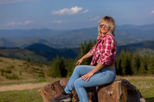 Mädchen Karierten Männerhemd Sitzt Auf Holzstämmen Hoch Oben Den Karpaten — Stockfoto
