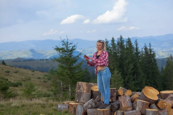 Mädchen Stylischer Kleidung Hoch Oben Den Karpaten Macht Ein Selfie — Stockfoto