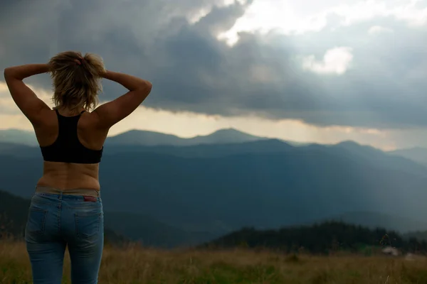 Menina Feliz Top Preto Jeans Azul Alta Nas Montanhas Dos — Fotografia de Stock