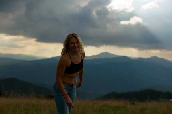 Szczęśliwa Dziewczyna Czarnym Top Niebieskie Dżinsy Wysoko Karpatach — Zdjęcie stockowe