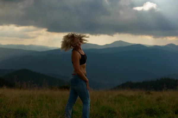 Menina Feliz Top Preto Jeans Azul Alta Nas Montanhas Dos — Fotografia de Stock