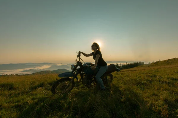 Menina Uma Moto Alta Nas Montanhas Parou Para Descansar Amanhecer — Fotografia de Stock