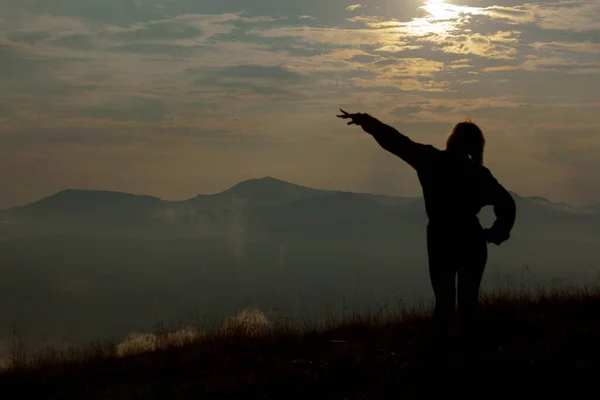 Silhueta Uma Menina Nas Montanhas Fundo Nuvens Céu — Fotografia de Stock