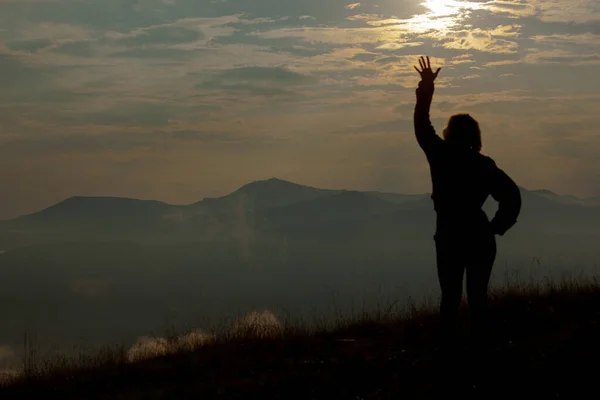 Silhueta Uma Menina Nas Montanhas Fundo Nuvens Céu — Fotografia de Stock