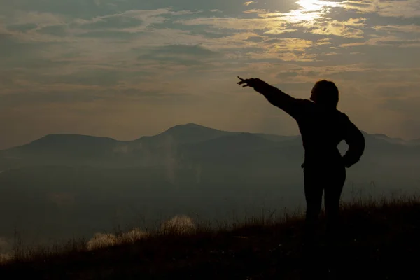 Silhueta Uma Menina Nas Montanhas Fundo Nuvens Céu — Fotografia de Stock