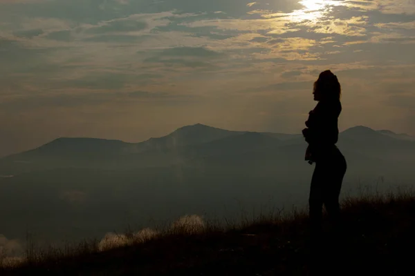 Silhouette Eines Mädchens Den Bergen Vor Einem Wolkenhimmel — Stockfoto