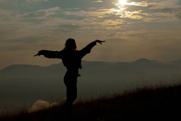 Silhueta Uma Menina Nas Montanhas Fundo Nuvens Céu — Fotografia de Stock