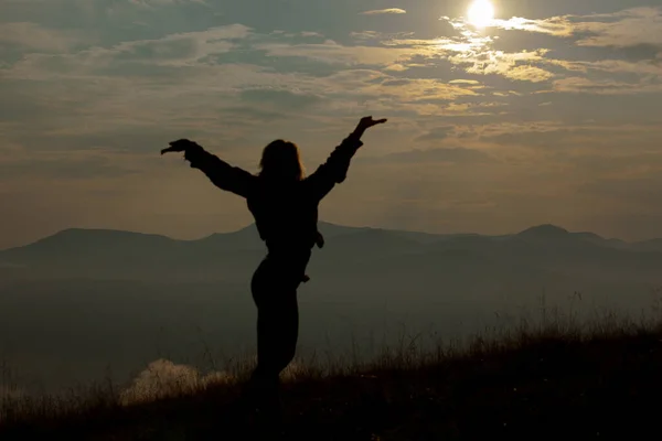 Silhueta Uma Menina Nas Montanhas Fundo Nuvens Céu — Fotografia de Stock