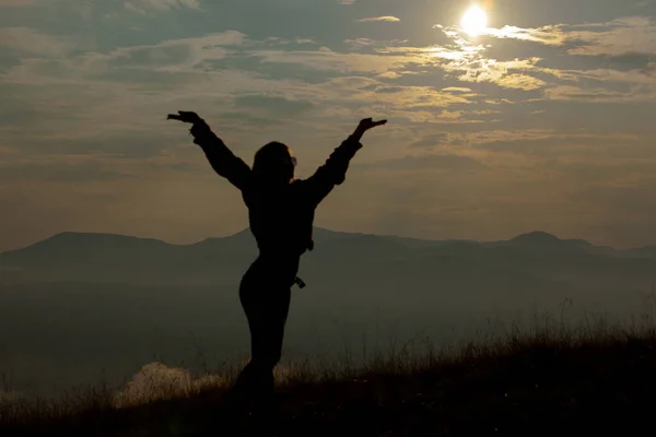 Silhueta Uma Menina Nas Montanhas Fundo Nuvens Céu — Fotografia de Stock