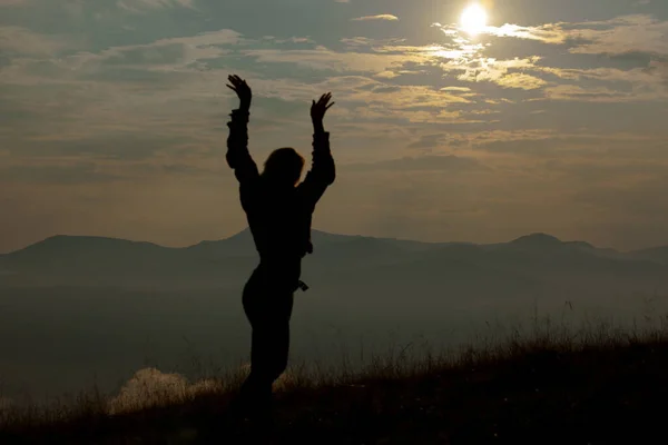 Silhueta Uma Menina Nas Montanhas Fundo Nuvens Céu — Fotografia de Stock