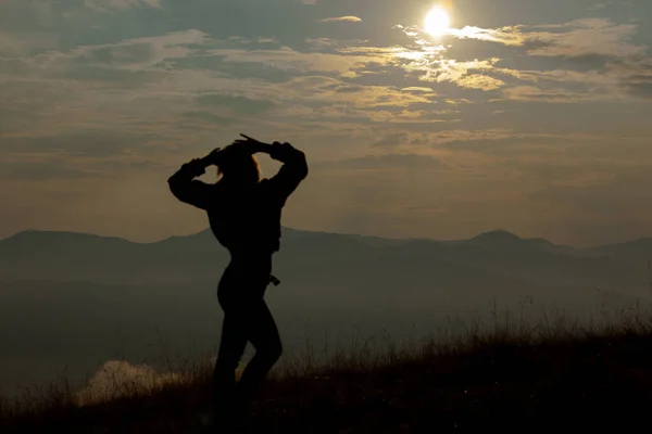 Silhueta Uma Menina Nas Montanhas Fundo Nuvens Céu — Fotografia de Stock