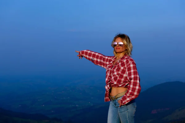 Dziewczyna Czerwonej Koszuli Kratę Pozowanie Tle Góry Niebieskiej Mgle — Zdjęcie stockowe