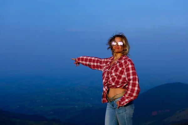 Mädchen Rotem Karohemd Posiert Vor Der Kulisse Eines Berges Blauen — Stockfoto