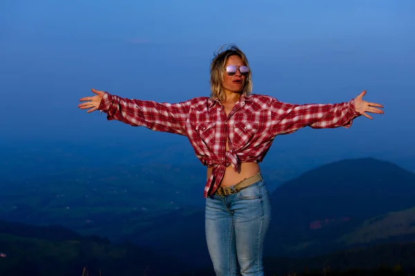 Mädchen Rotem Karohemd Posiert Vor Der Kulisse Eines Berges Blauen — Stockfoto