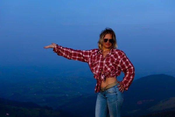 Mädchen Rotem Karohemd Posiert Vor Der Kulisse Eines Berges Blauen — Stockfoto