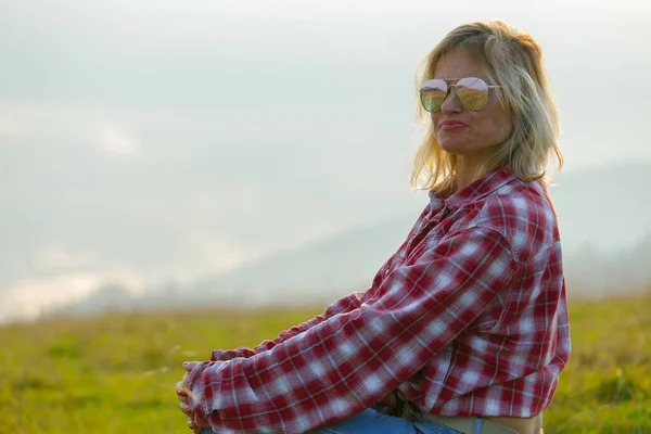 Blonde Frau Jeans Und Sonnenbrille Sitzt Auf Einer Wiese Den — Stockfoto