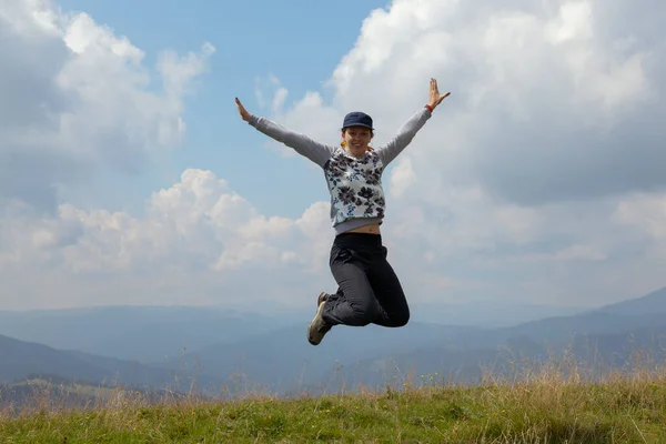 Chica Saltando Sobre Hierba Verde Sobre Fondo Las Nubes Cielo — Foto de Stock