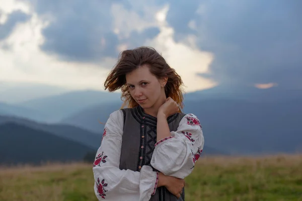 Chica Atractiva Bordado Ucraniano Alto Las Montañas Los Cárpatos —  Fotos de Stock
