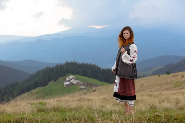 Приваблива Дівчина Української Вишивки Високо Карпатських Горах — стокове фото