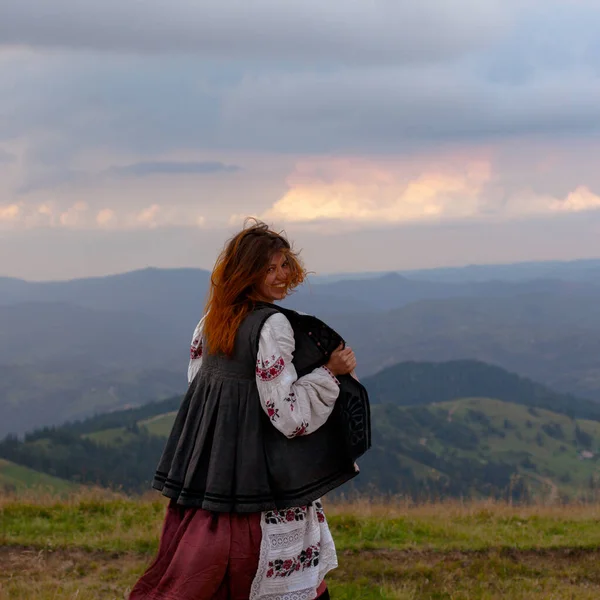 Ukrayna Çekici Bir Kız Karpat Dağlarında Nakış Işliyor — Stok fotoğraf