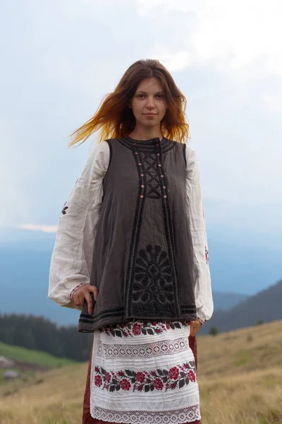 Ελκυστικό Κορίτσι Στην Ουκρανική Κεντήματα Ψηλά Στα Καρπάθια Βουνά — Φωτογραφία Αρχείου
