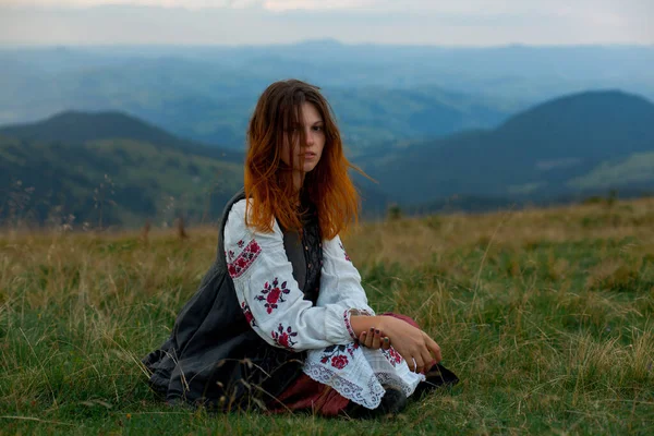 Ukrayna 'da çekici bir kız Karpat dağlarında nakış işliyor.