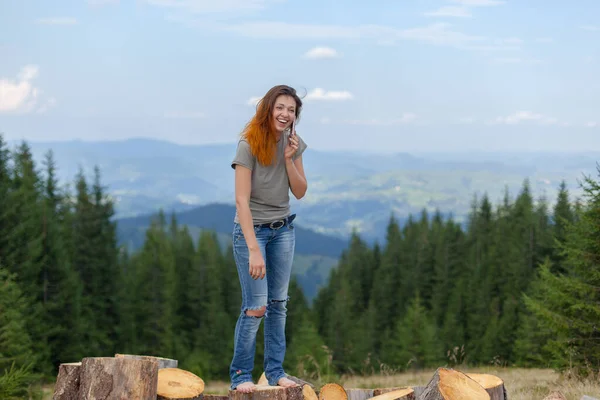 Chica Una Camiseta Jeans Posando Verano Alto Las Montañas Los — Foto de Stock