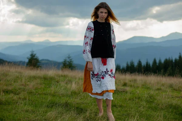 Bulutlu bir yaz gününde Karpatlar 'da nakışçı bir kız.