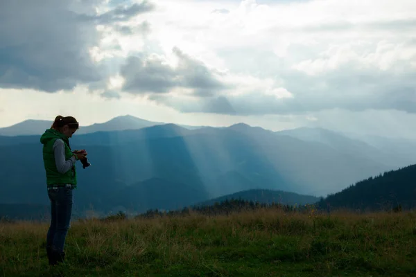 Chica Fotógrafa Las Montañas Dispara Paisaje Fondo Los Rayos Del — Foto de Stock